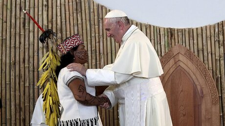 Franziskus begrüßt eine Ureinwohnerin / © Alessandra Tarantino/AP (dpa)