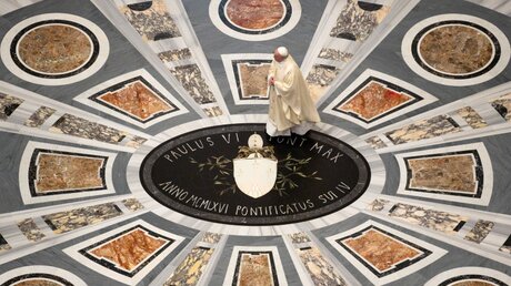Franziskus geht über die Marmortafel mit dem Papstwappen von Paul VI. / © Vatican Media/Romano Siciliani (KNA)