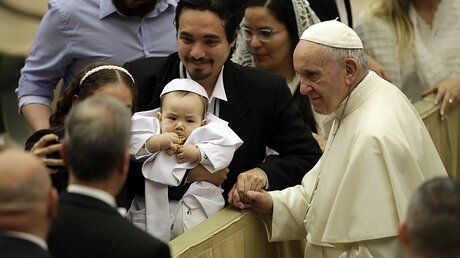 Franziskus mit einem Baby bei der Generalaudienz / © Alessandra Tarantino (dpa)
