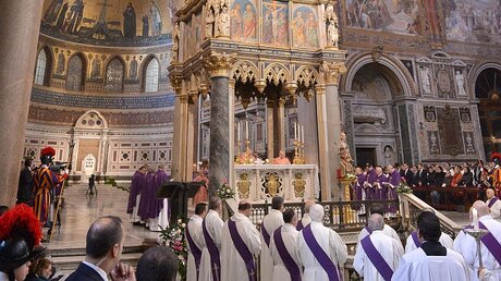 Heilige Messe in der Lateranbasilika, der Bischofskirche von Rom / © Maurizio Brambatti (dpa)