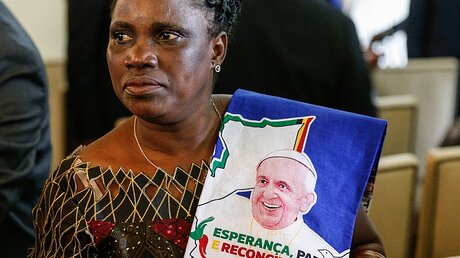 Frau mit einem Bild von Papst Franzikus / © Paul Haring (KNA)