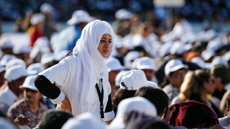 Frau mit Kopftuch bei der Papstmesse in Abu Dhabi / © Paul Haring (KNA)
