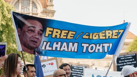 "Free Ilham Tohti"-Plakar auf einer Demo in Straßburg / © Hadrian (shutterstock)