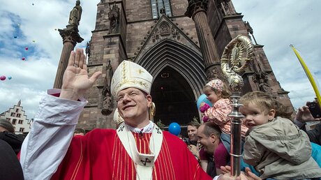 Erzbischof Stephan Burger vor dem Freiburger Münster / © Patrick Seeger (dpa)