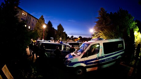 Polizei vor dem Asylbewerberheim in Freital am 23.6.15 (dpa)