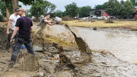 Freiwillige Helfer im Hochwassergebiet / © Harald Oppitz (KNA)