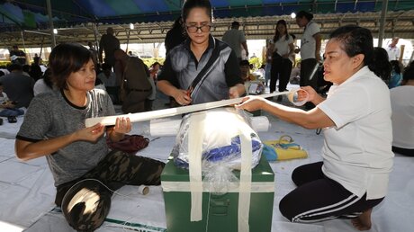 Freiwillige versiegeln in Bangkok eine Wahlurne / © Sakchai Lalit (dpa)
