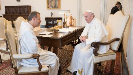 Frère Alois und Papst Franziskus  / © Osservatore Romano (KNA)