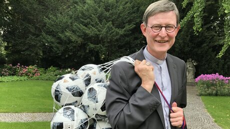 Fußball-Fan Kardinal Woelki stiftet die Gewinner-Bälle (DR)