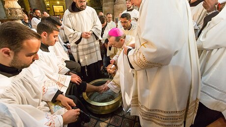 Erzbischof Pizzaballa während der Fußwaschung / © Andrea Krogmann (KNA)