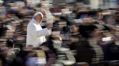 Ganz schön schnell unterwegs: Papst Franziskus auf dem Petersplatz / © Andrew Medichini (dpa)