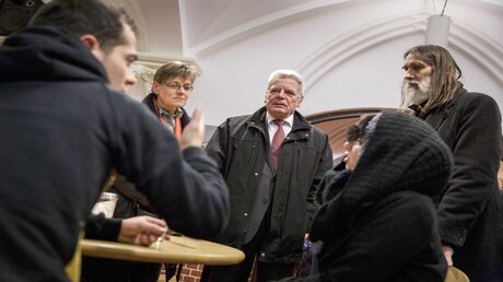 Gauck besucht Obdachlosenhilfe (dpa)