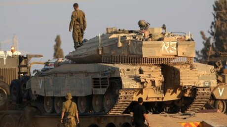 Israelischer Panzer vor Gaza (dpa)