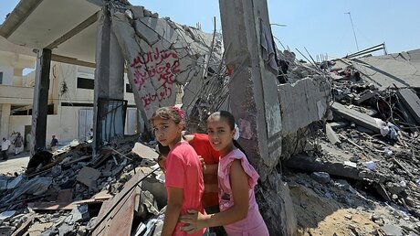 Mädchen vor ihrem zerstören Elternhaus im Gazastreifen (dpa)
