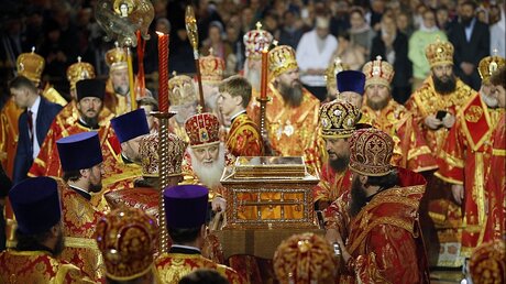 Russisch-orthodoxe Kleriker tragen in der Christi-Erlöser-Kathedrale in Moskau die Gebeine des Heiligen Nikolaus von Myra / © Alexander Zemlianichenko (dpa)