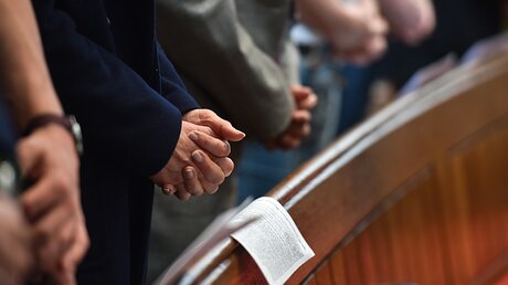 Menschen im Gebet / © Harald Oppitz (KNA)