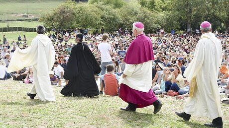Würdenträger von christlichen Konfessionen und Religionen in Taizé / © Alexander Brüggemann (KNA)