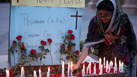 Gedenken an die Opfer der Anschläge in Sri Lanka / © Mohammad Sajjad (dpa)