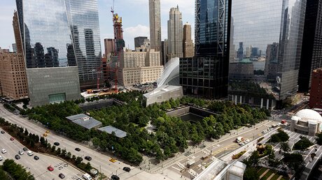 Gedenkstätte am "Ground Zero" in New York / © Mark Lennihan/AP (dpa)