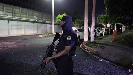 Symbolbild: Polizist in El Salvador / © Oscar Rivera (dpa)