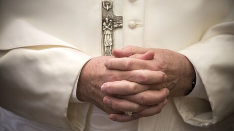Gefaltete Hände von Papst Franziskus / © Stefano dal Pozzolo (KNA)