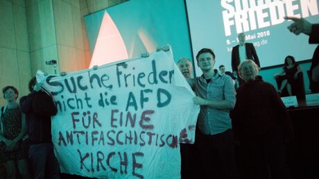 Gegner der AfD demonstrieren während der Podiumsdiskussion "Nun sag', wie hast du's mit der Religion?" / © Rolf Vennenbernd (dpa)