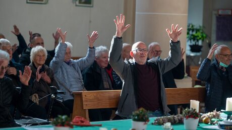 Gehörlose Gläubige im Gottesdienst in der Trierer Herz-Jesu-Kirche / © Harald Tittel (dpa)