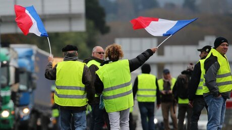 "Gelbwesten" protestieren in Frankreich / © Bob Edme (dpa)