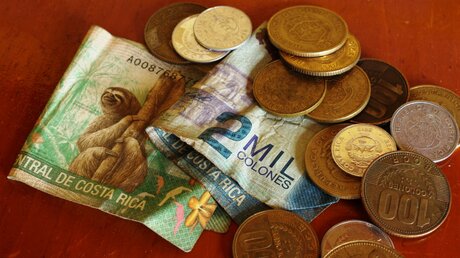 Geldscheine und Münzen aus Costa Rica / © Jorge Isaac MC (shutterstock)