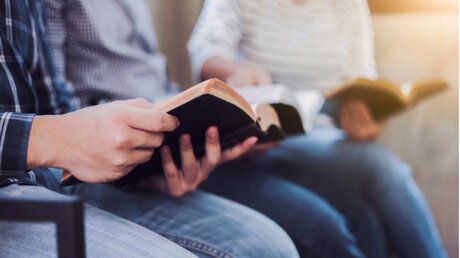 Rat der EKD empfiehlt neue Bibelübersetzung (shutterstock)