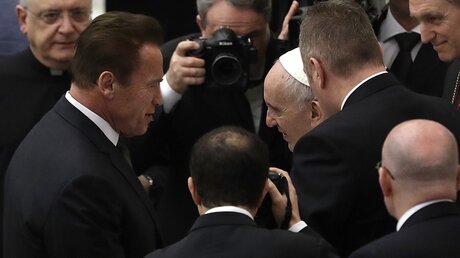 Arnold Schwarzenegger (l.) trifft Papst Franziskus / © Alessandra Tarantino (dpa)