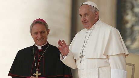 Georg Gänswein und Papst Franziskus / © Paul Haring (KNA)