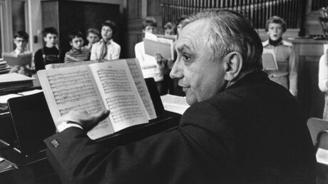 Georg Ratzinger, aufgenommen bei einer Chorprobe im Jahr 1989 (dpa)