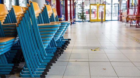 Geschlossen: Gestapelte Stühle stehen im Eingangsbereich einer Realschule in Baden-Württemberg / © Philipp von Ditfurth (dpa)