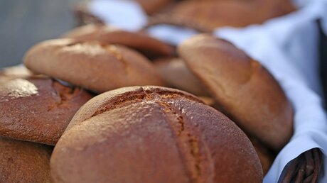 Gesegnetes Brot bei der ökumenischen Vesper / © Markus Nowak (KNA)