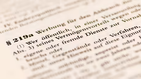 Gesetzestext des Paragrafen 219a Strafgesetzbuch / &copy; Harald Oppitz (KNA)