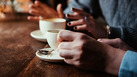 Gespräche bei einer Tasse Kaffee / © Yulia Grigoryeva (shutterstock)