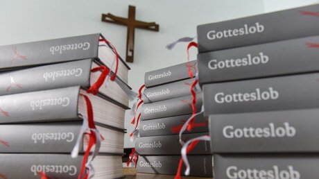 Gestapelte Gesangbücher in einem Pfarreibüro / © Harald Oppitz (KNA)