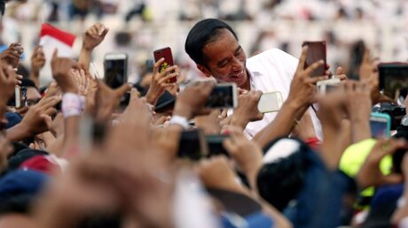 Gibt sich volksnah: Indonesiens Präsident Joko Widodo / © Achmad Ibrahim (dpa)