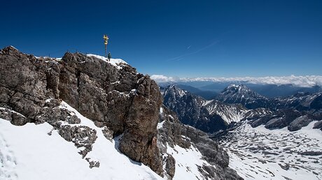 Das Gipfelkreuz auf der Zugspitze / © Sven Hoppe (dpa)