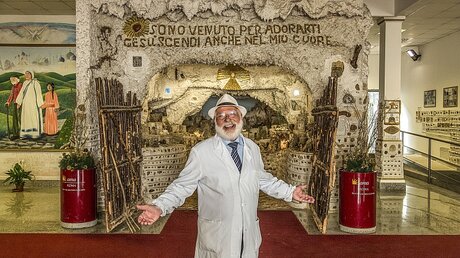 Giuseppe Ianni, Erbauer der Krippe der Straßenkehrer, vor dem Eingang zur Krippe in Rom / © Stefano Dal Pozzolo (KNA)