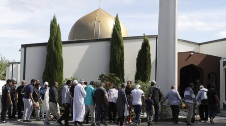 Gläubige stehen vor der Al-Nur-Moschee in Christchurch, die nach dem Terroranschlag wiedereröffnet wurde / © Mark Baker (dpa)