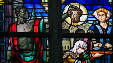 Glasfenster mit der Abbildung der Enthauptung Johannes' des Täufers in Gent / © Jorisvo (shutterstock)