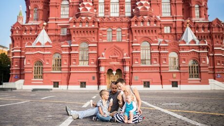 Glückliches Familienleben? Zusammen Eis essen in Moskau / © fotocookie.com (shutterstock)