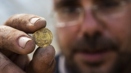 Goldmünzen bei Ausgrabungen in Israel gefunden / © Heidi Levine/SIPA PRESS Pool/AP (dpa)
