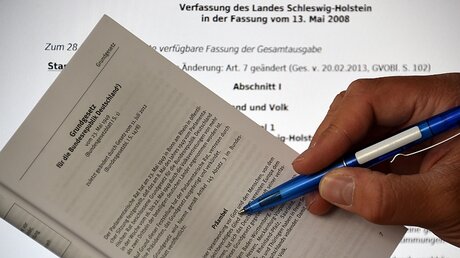 Präambel des Grundgesetzes vor der Verfassung des Landes Schleswig-Holstein / © Marcus Brandt (dpa)