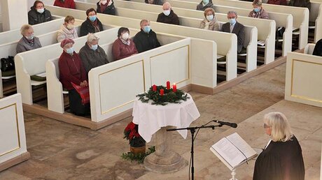 Gottesdienst am ersten Advent in der Philippuskirchgemeinde Lohmen / ©  Rainer Oettel (epd)