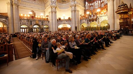 Volle Kirchenbänke im Gottesdienst / © Marcel Mettelsiefen (dpa)