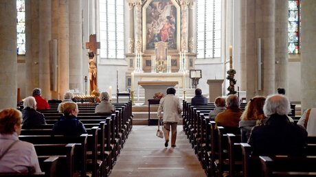 Gottesdienstbesucher in einer Kirche / © Caroline Seidel (dpa)