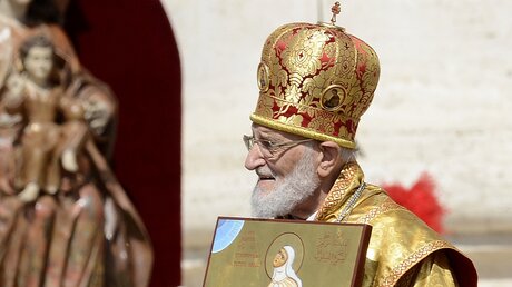 Patriarch Gregor III. von Damaskus bringt bei einem Gottesdienst am 17.5.15 auf dem Petersplatz in Rom eine Ikone zum Altar. (KNA)